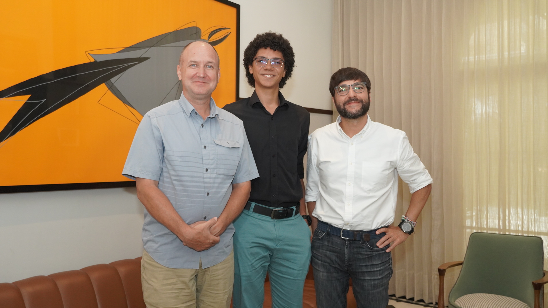 Joseph P. Hupy, docente e investigador de la Universidad de Purdue, Joel Flórez, estudiante de la IUB, y Jaime Pumarejo, alcalde de Barranquilla.