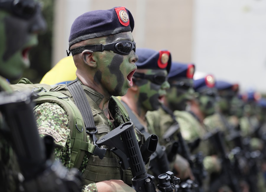 Militares durante el desfile de la conmemoración de los 213 años de independencia.