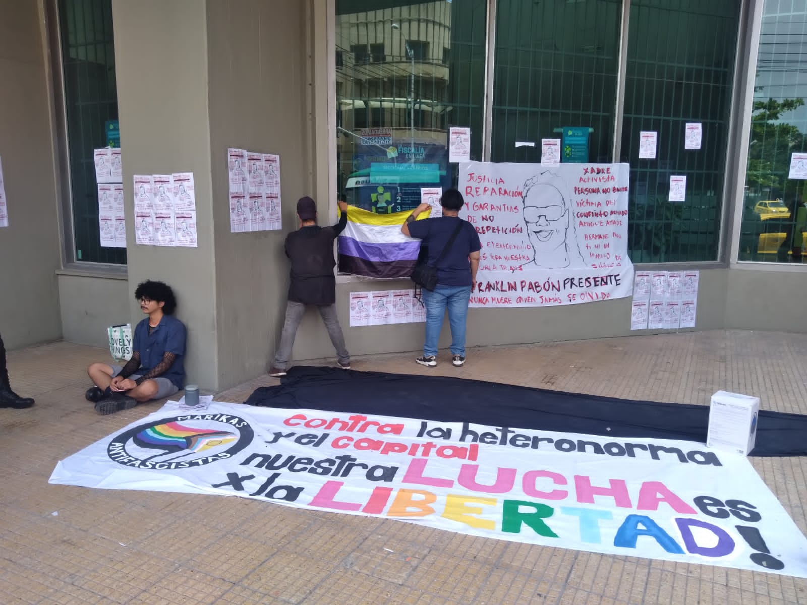 Protesta en la parte externa de la Fiscalía exigiendo justicia por el crimen. 