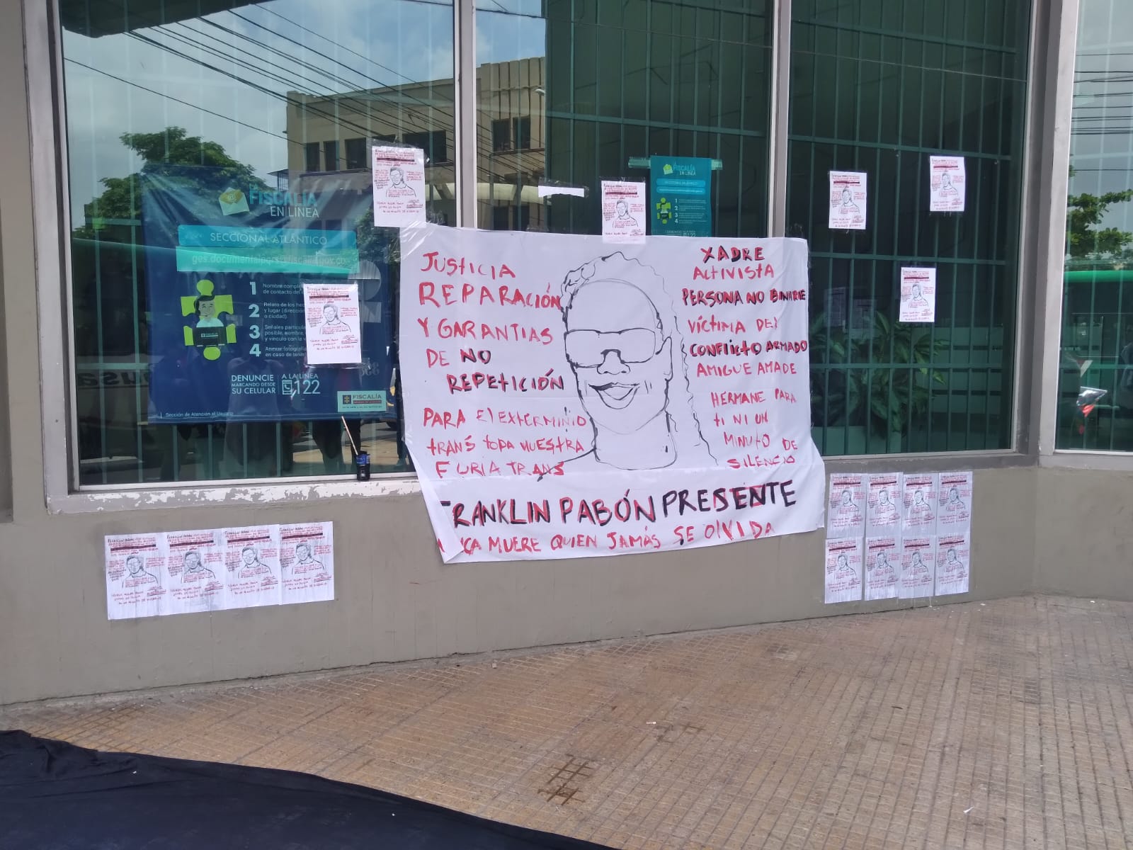 Protesta en frente de la Fiscalía, en el Paseo Bolívar, por el crimen del líder social. 