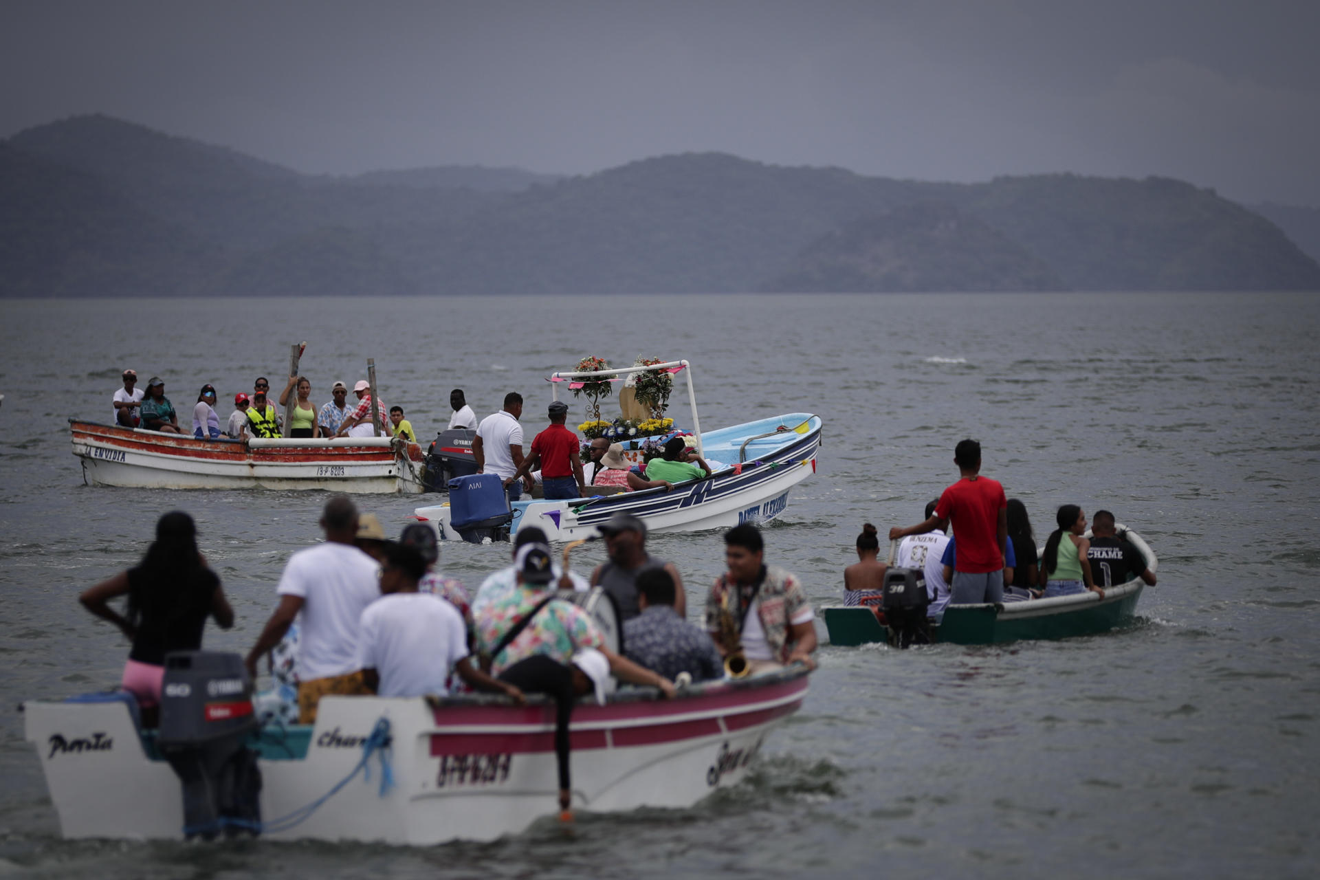 Pescadores de Punta Chame llevan a la Virgen del Carmen.