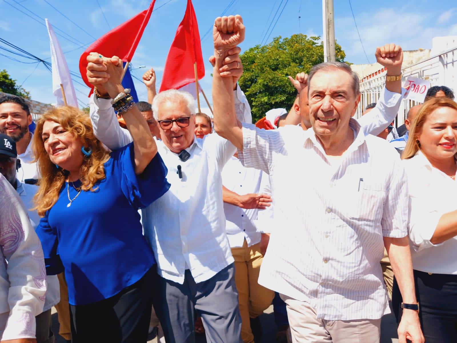 El candidato Joao Herrera alza los brazos junto a su esposa Alba Olaya y el líder de Cambio Radical, Fuad Char.