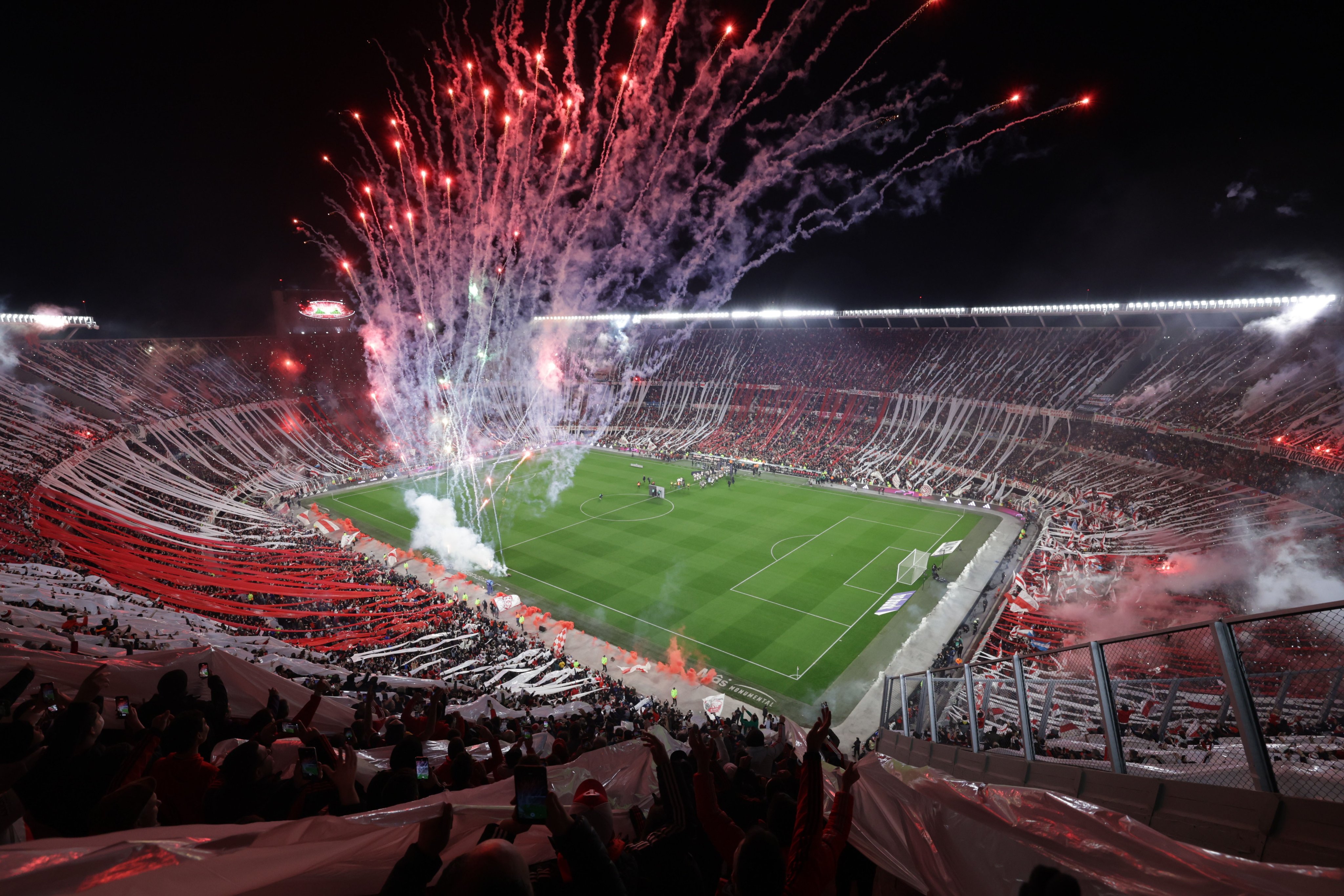 Locura colectiva de los hinchas del River Plate en el estadio Monumental