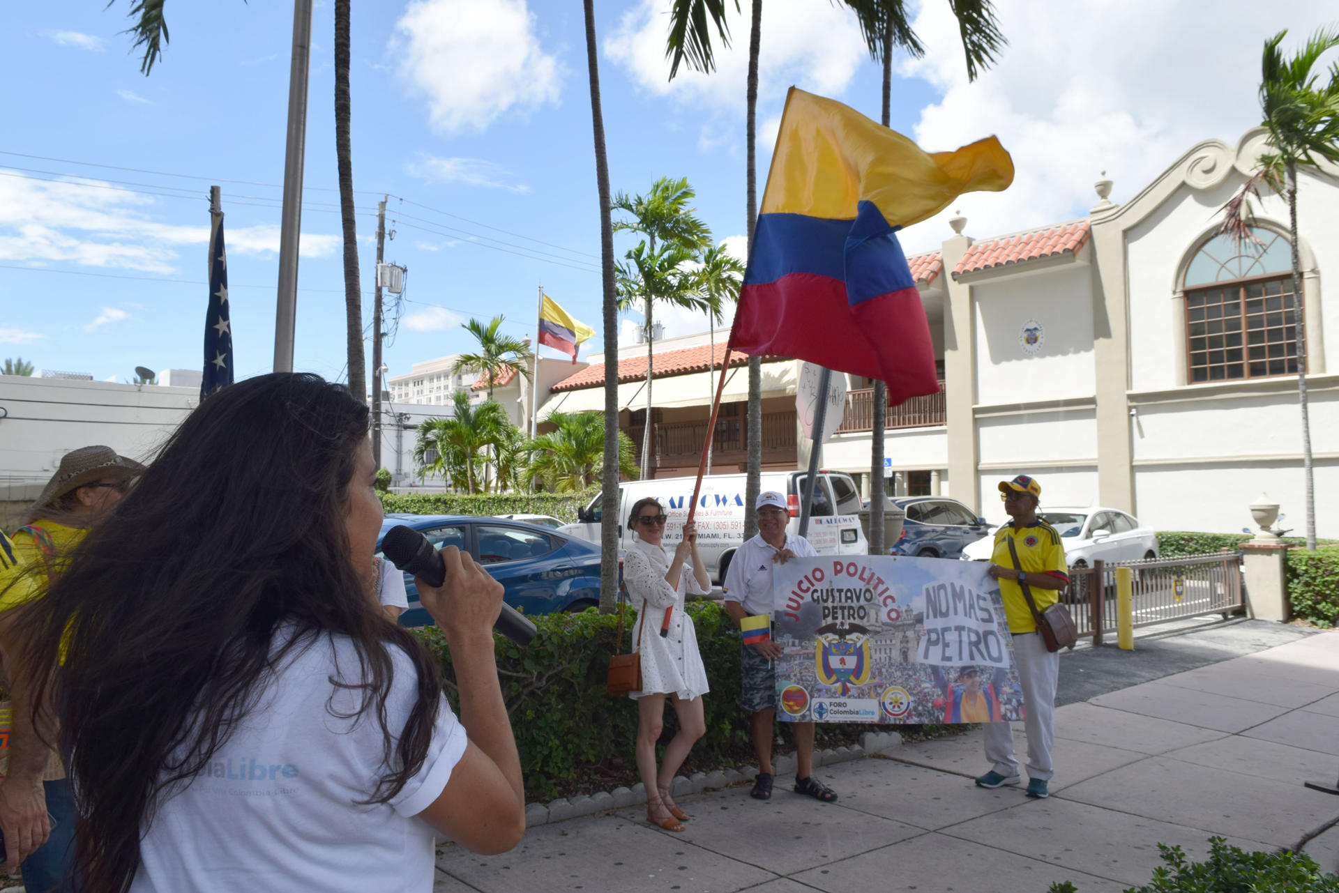 Colombianos protestando en el Consulado de Colombia en Miami.