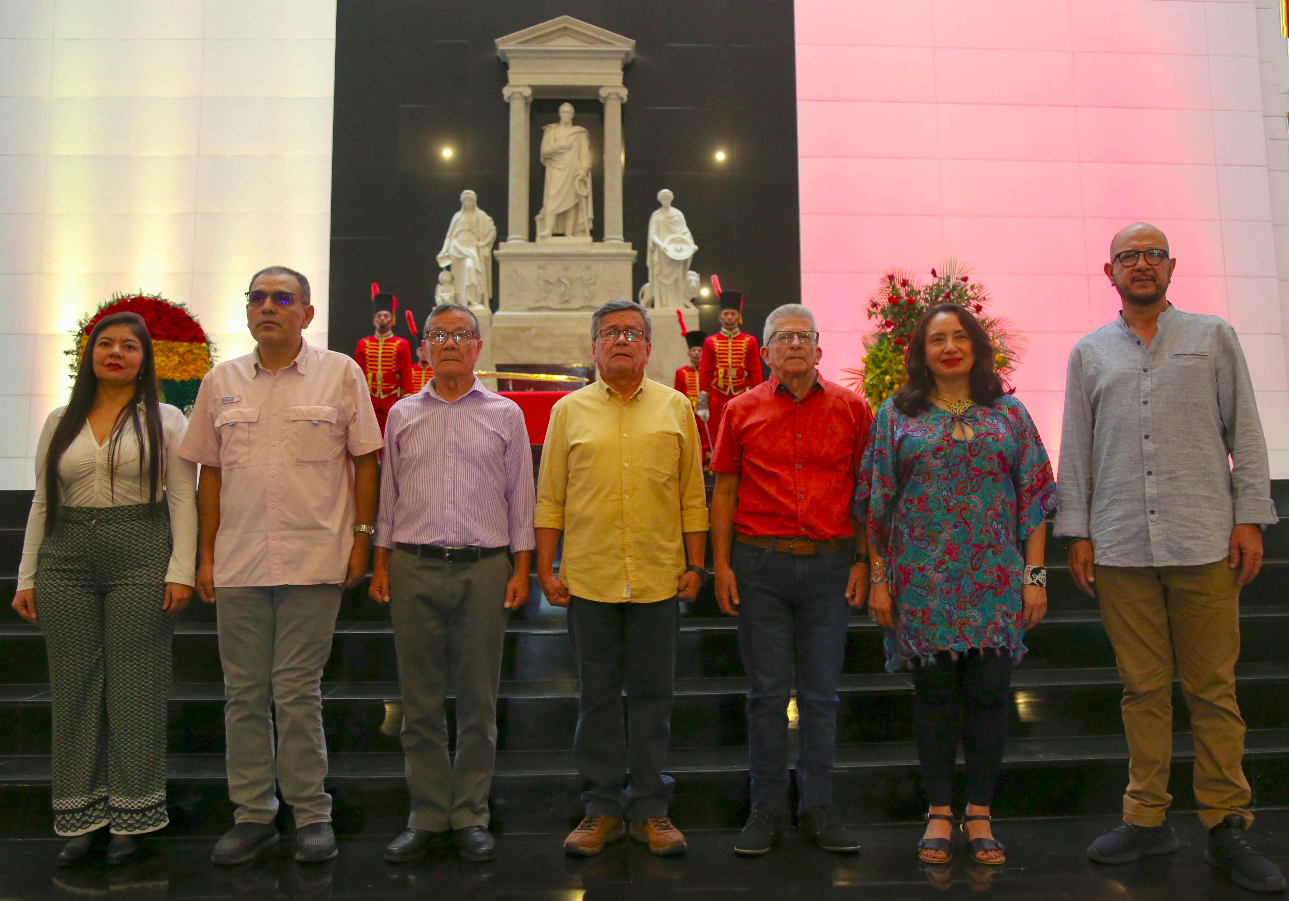 Delegación del ELN realizó visita al Panteón Nacional, donde reposan los restos de Simón Bolívar.
