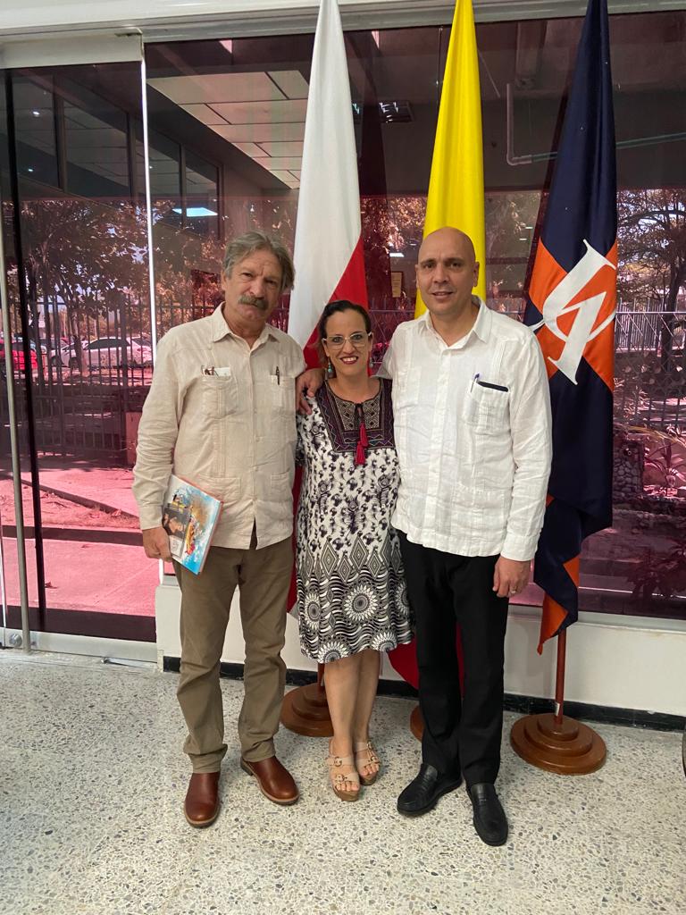El Embajador de Cuba en Colombia, Javier Caamaño Cairo, junto a la pianista y docente de Bellas Artes, Yamira Rodríguez.