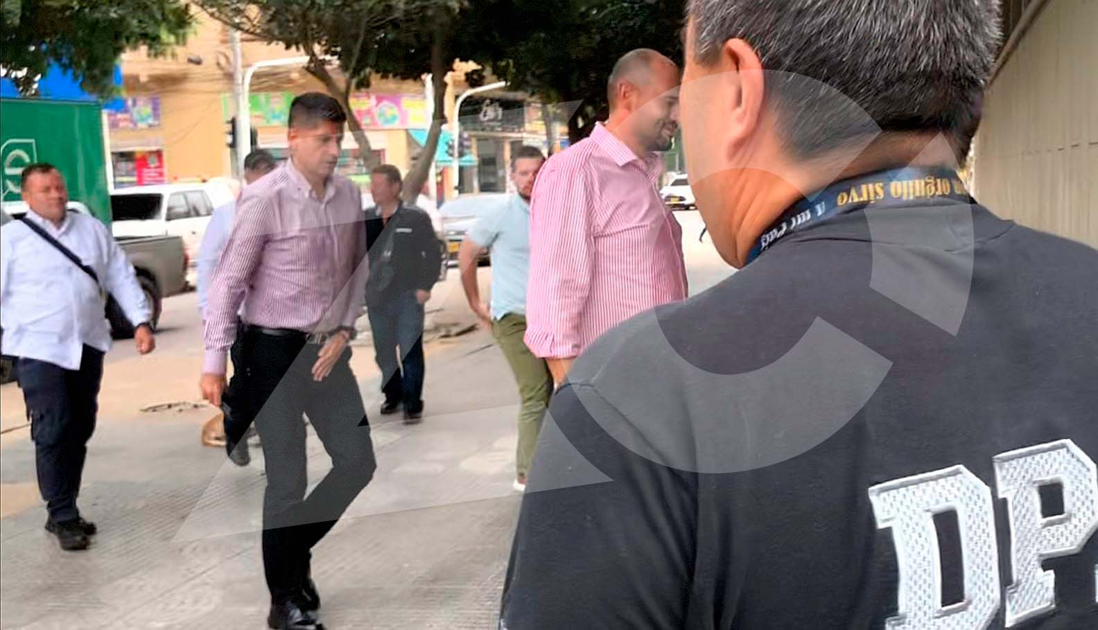 El fiscal Mario Burgos llegando al edificio de la Fiscalía en Barranquilla.