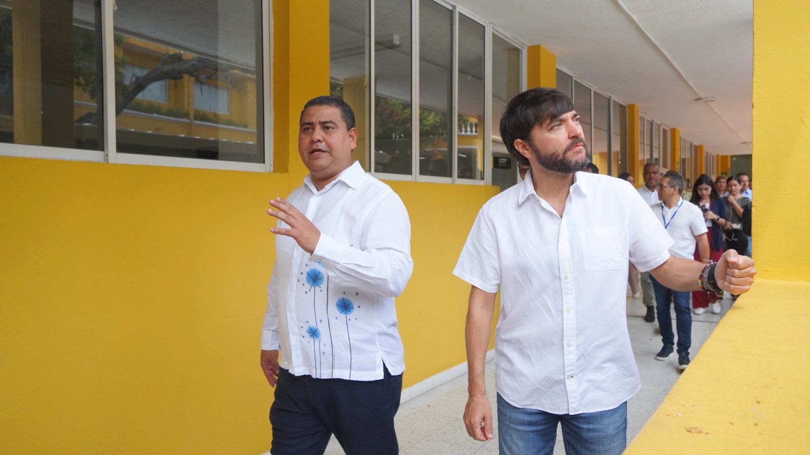 Alcalde de Barranquilla, Jaime Pumarejo, durante el recorrido por la IUB.