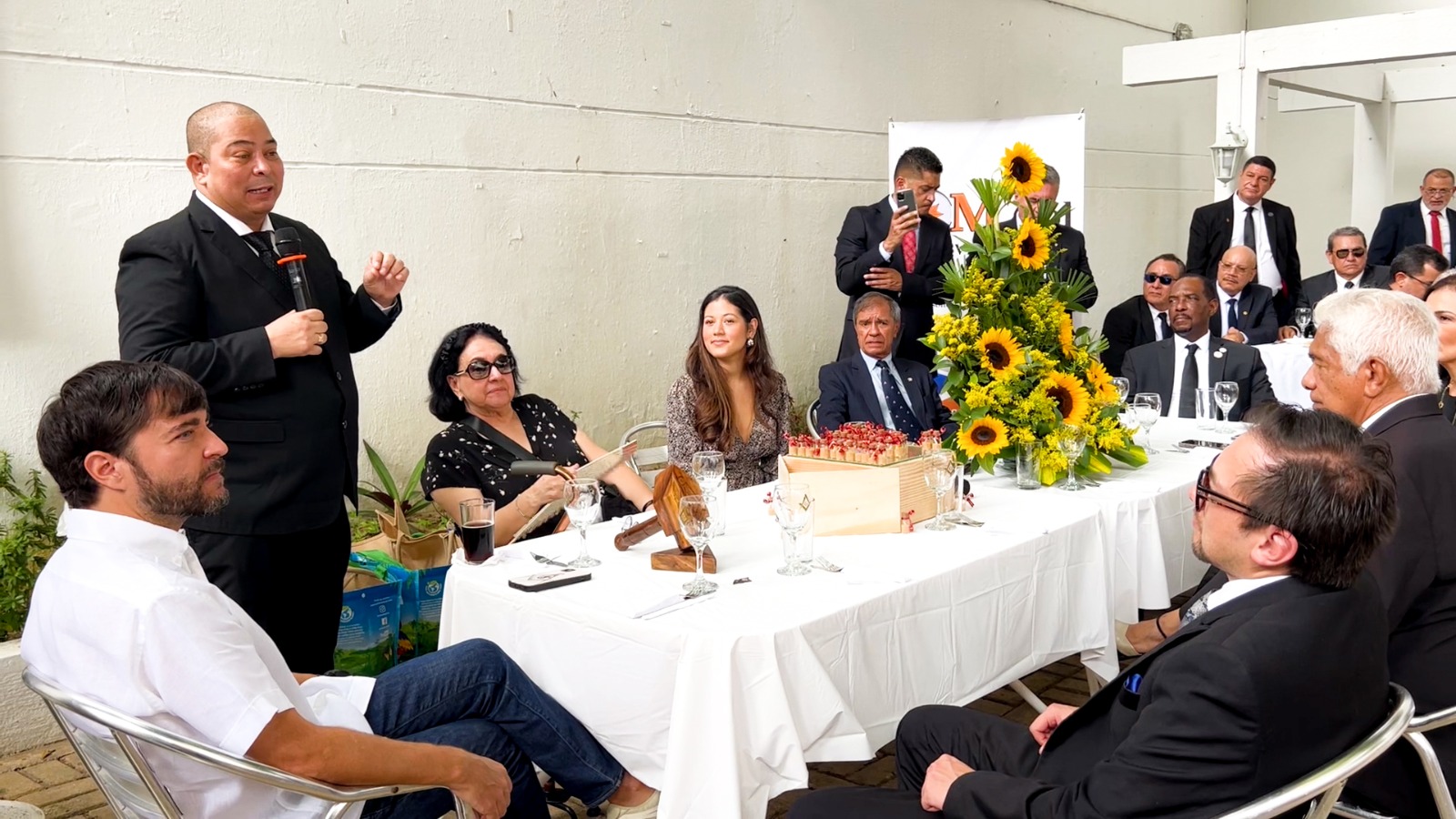 Alcalde de Barranquilla, Jaime Pumarejo, en la inauguración de la biblioteca David Name Terán