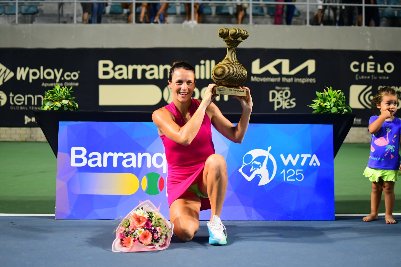 Tatjana Maria levantando el trofeo