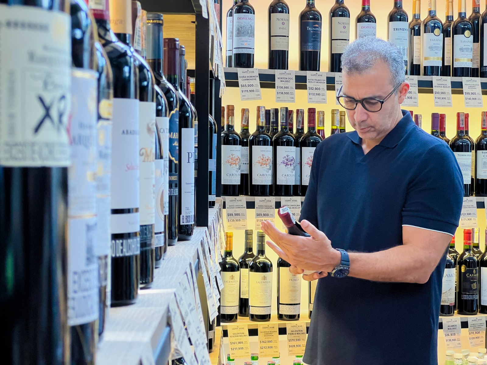 &quot;Son más de 500 etiquetas de vino y otros licores en un solo lugar&quot;, dice Eduardo Said.