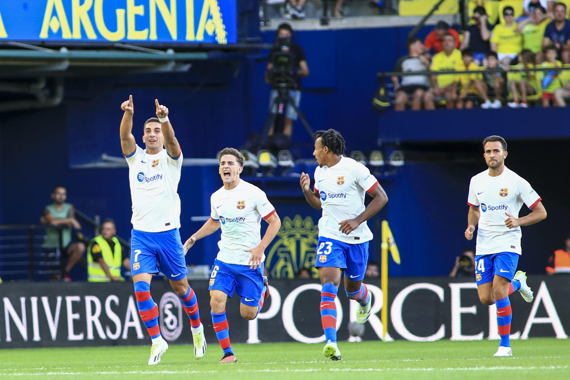 Ferrán Torres celebra tras marcar el tercer gol ante el Villarreal.