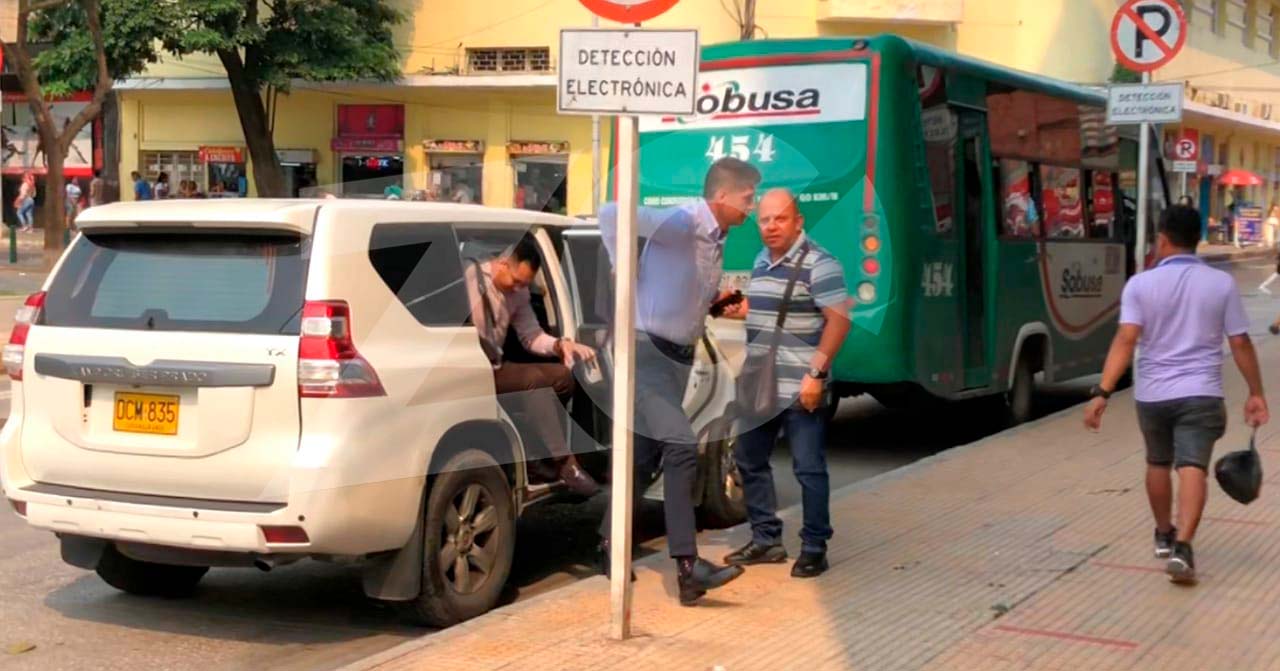 El fiscal Burgos llegando al edificio Manzur.