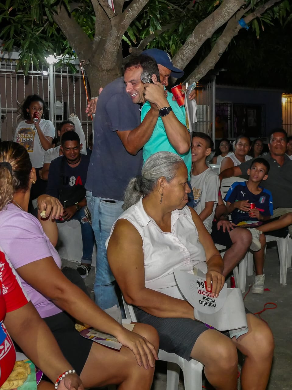 Candidato Alfredo Varela junto a moradores del barrio Galán.