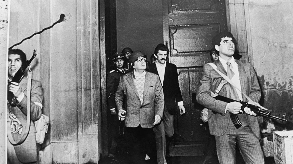 El presidente Salvador Allende cuando era bombardeado en el Palacio de la Moneda durante el golpe de Estado 