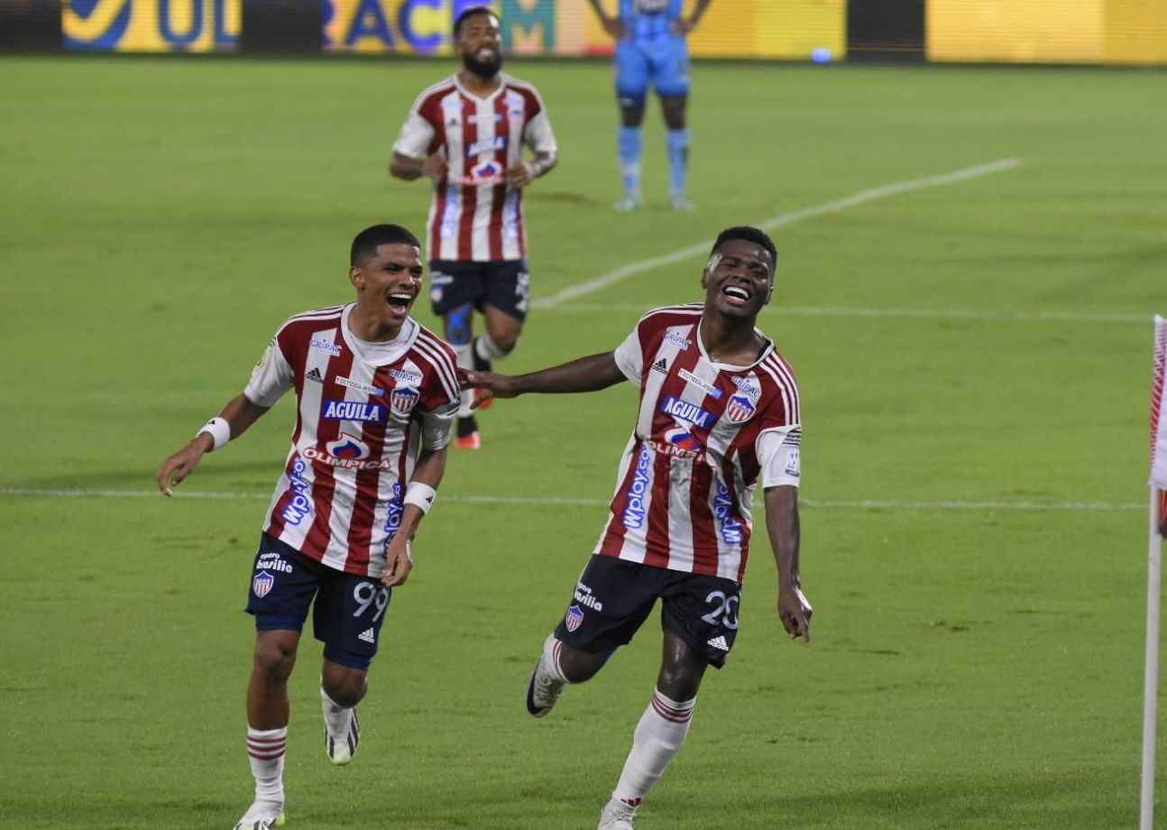 José Enamorado celebra con Déiber Caicedo. Detrás de ellos, 'Cariaco' González.