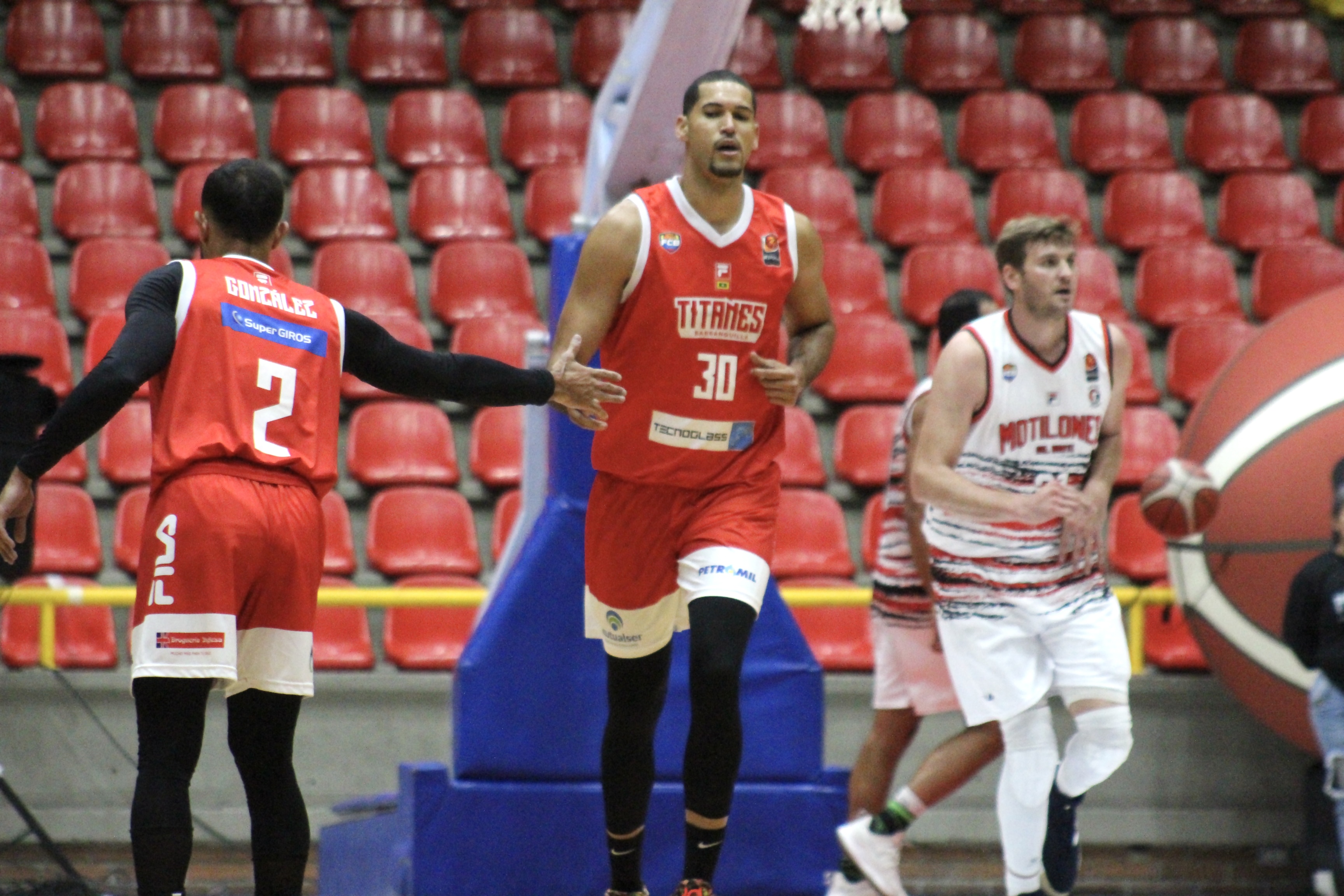 Eloy Vargas jugando un partido con los Titanes.