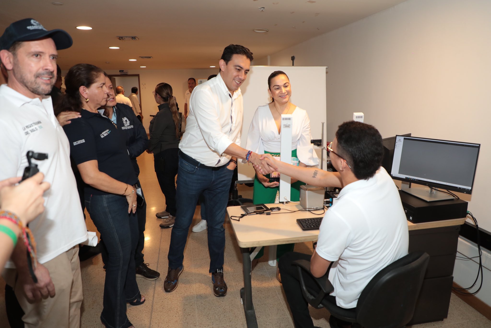 Alexander Vega Rocha, Registrador Nacional dando al servicio la sede en Soledad.