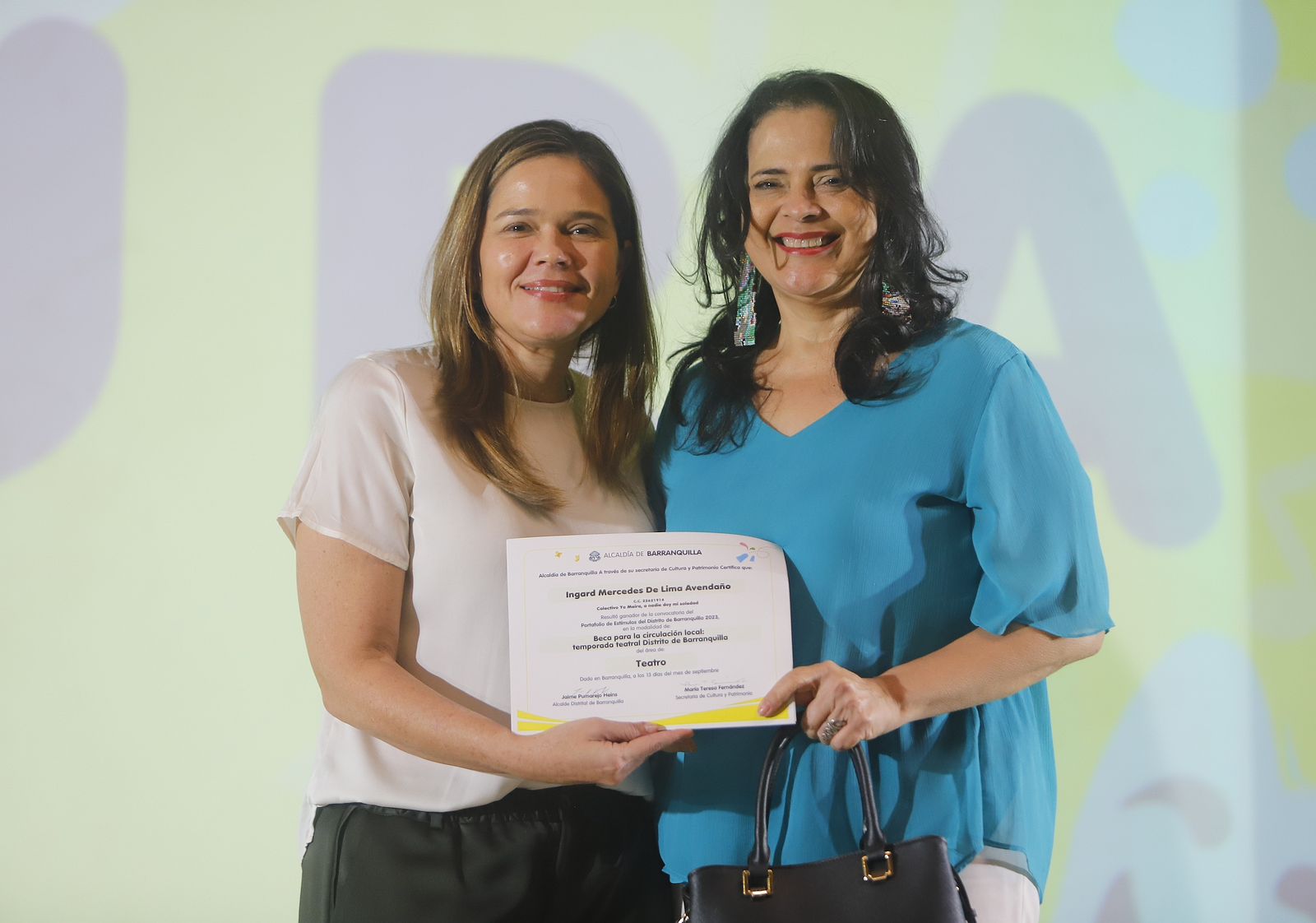Secretaria de Cultura y Patrimonio, María Teresa Fernández, junto a una ganadora.