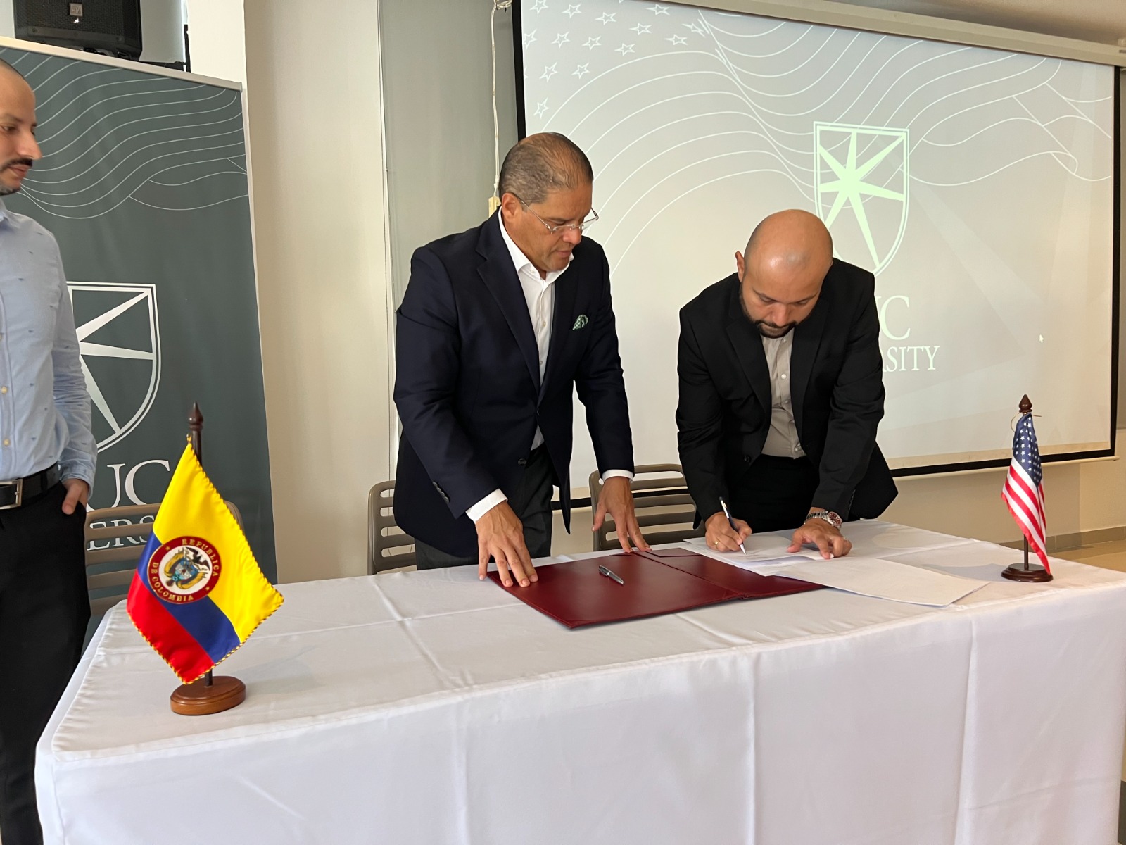 Firma del acuerdo entre Universidad de la Costa y CUC University.