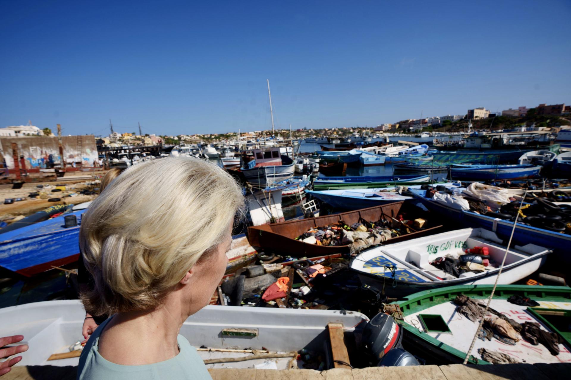La presidenta de la Comisión Europea, Ursula von der Leyen, durante su visita a la isla italiana de Lampedusa,