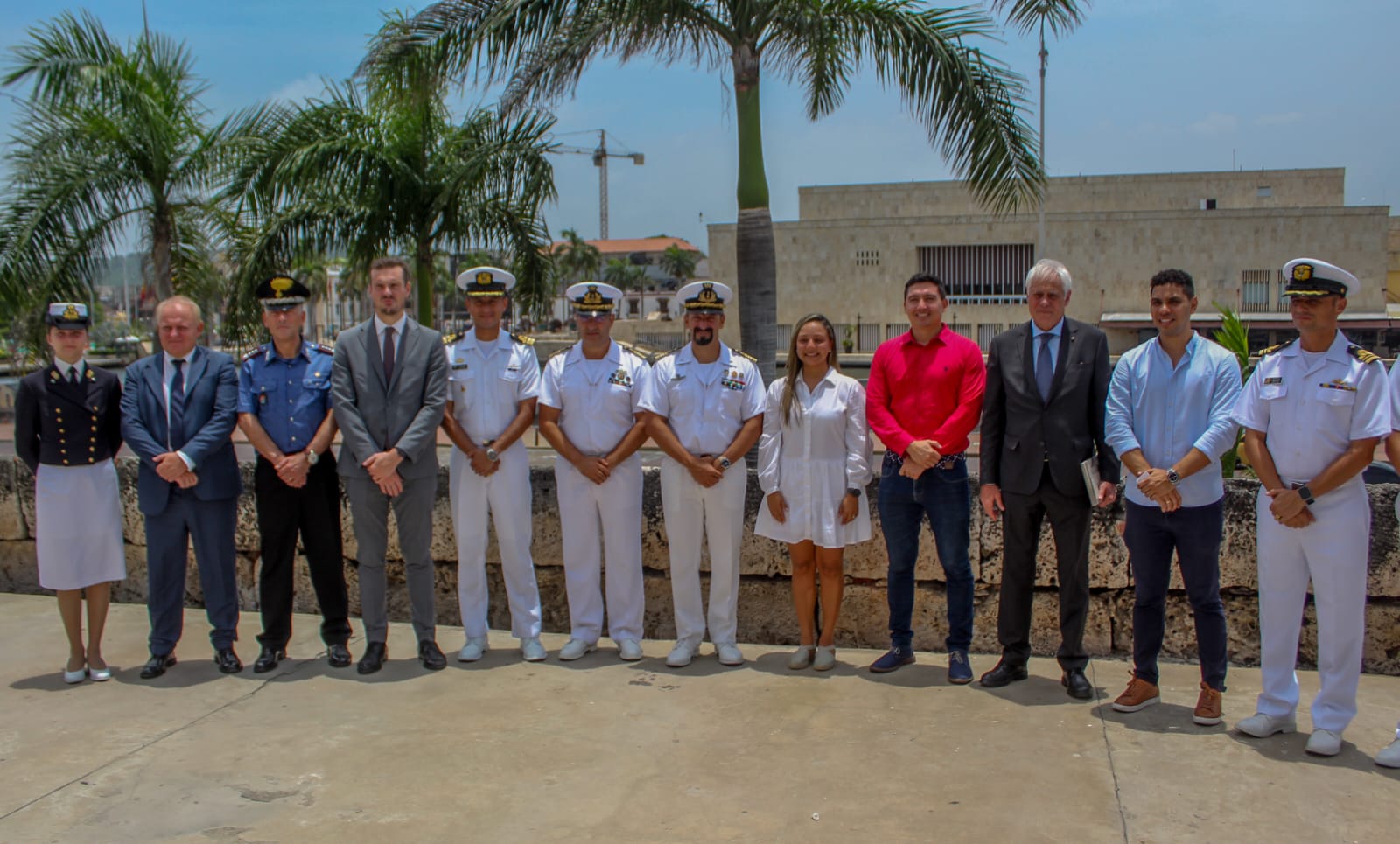Los oficiales de la embarcación italiana junto a las de Colombia y Cartagena