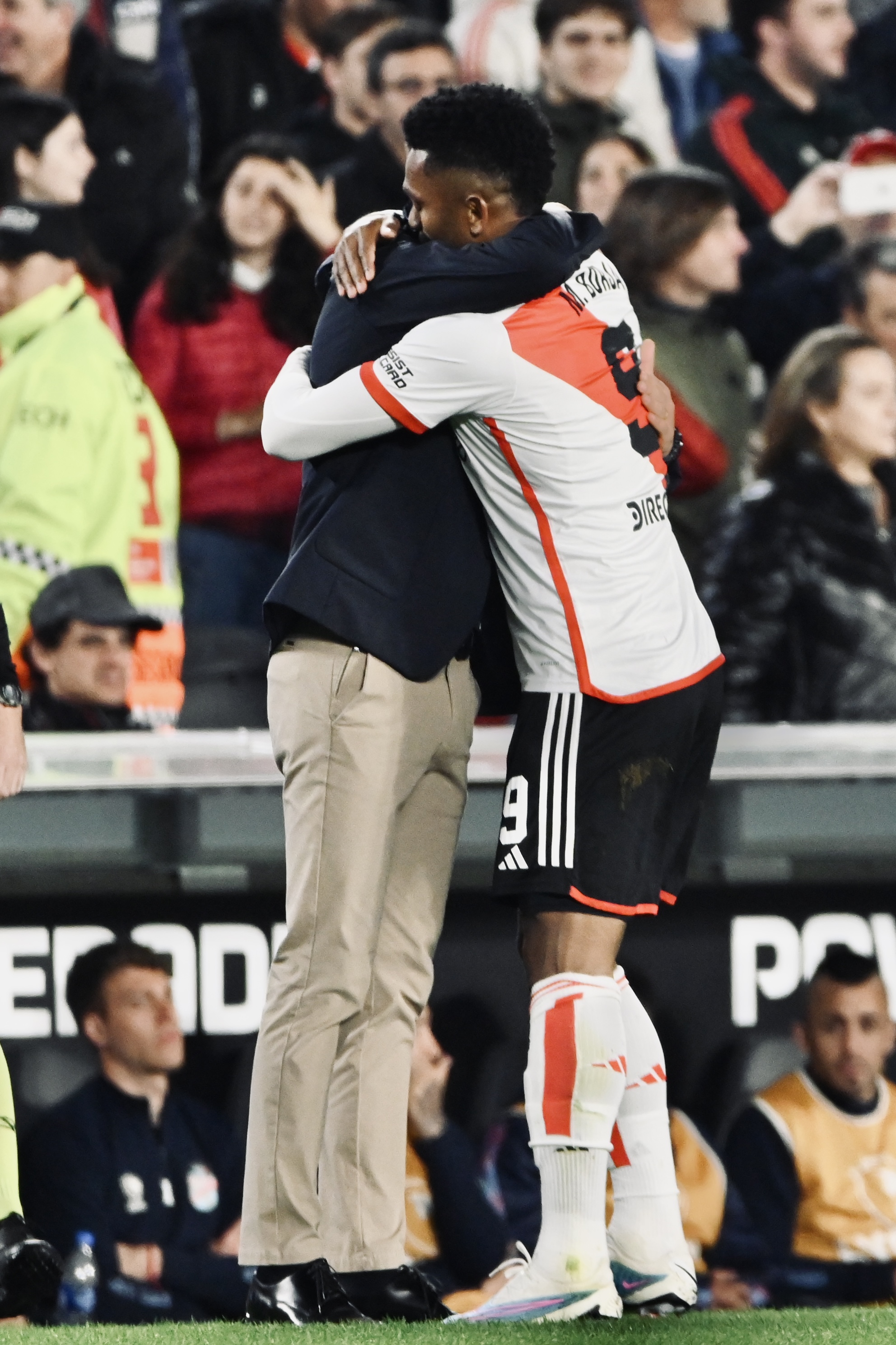 El abrazo de Borja con el técnico Martín Demichelis. 