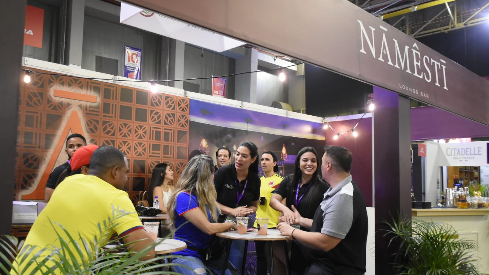 Kathy Criado y Sthepany Rivera, dos de las socias de Namesti Lounge Bar atienden a compradores.