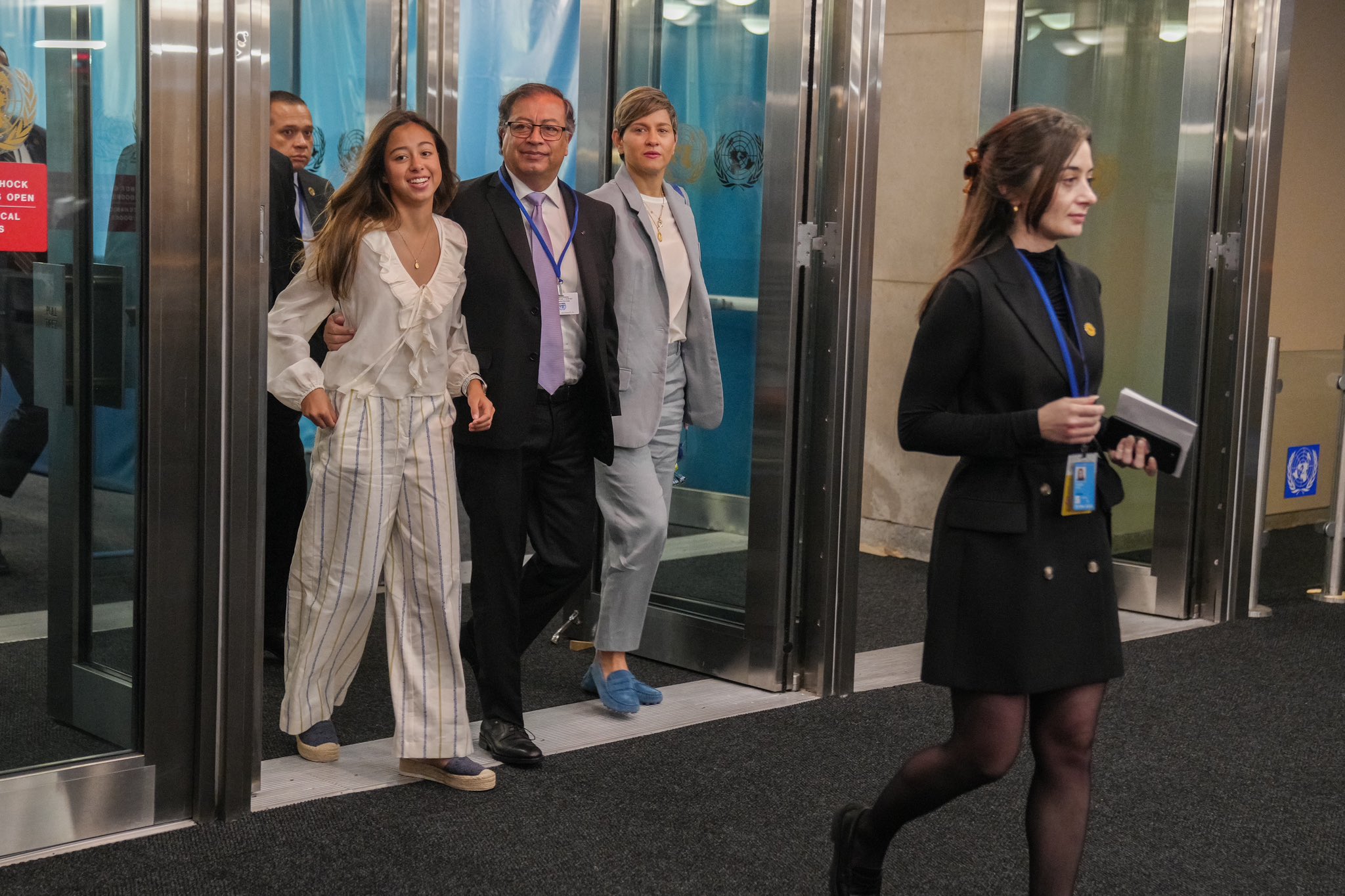 El presidente Petro, su esposa Verónica Alcocer y su hija Antonella, llegan a la sede de la ONU