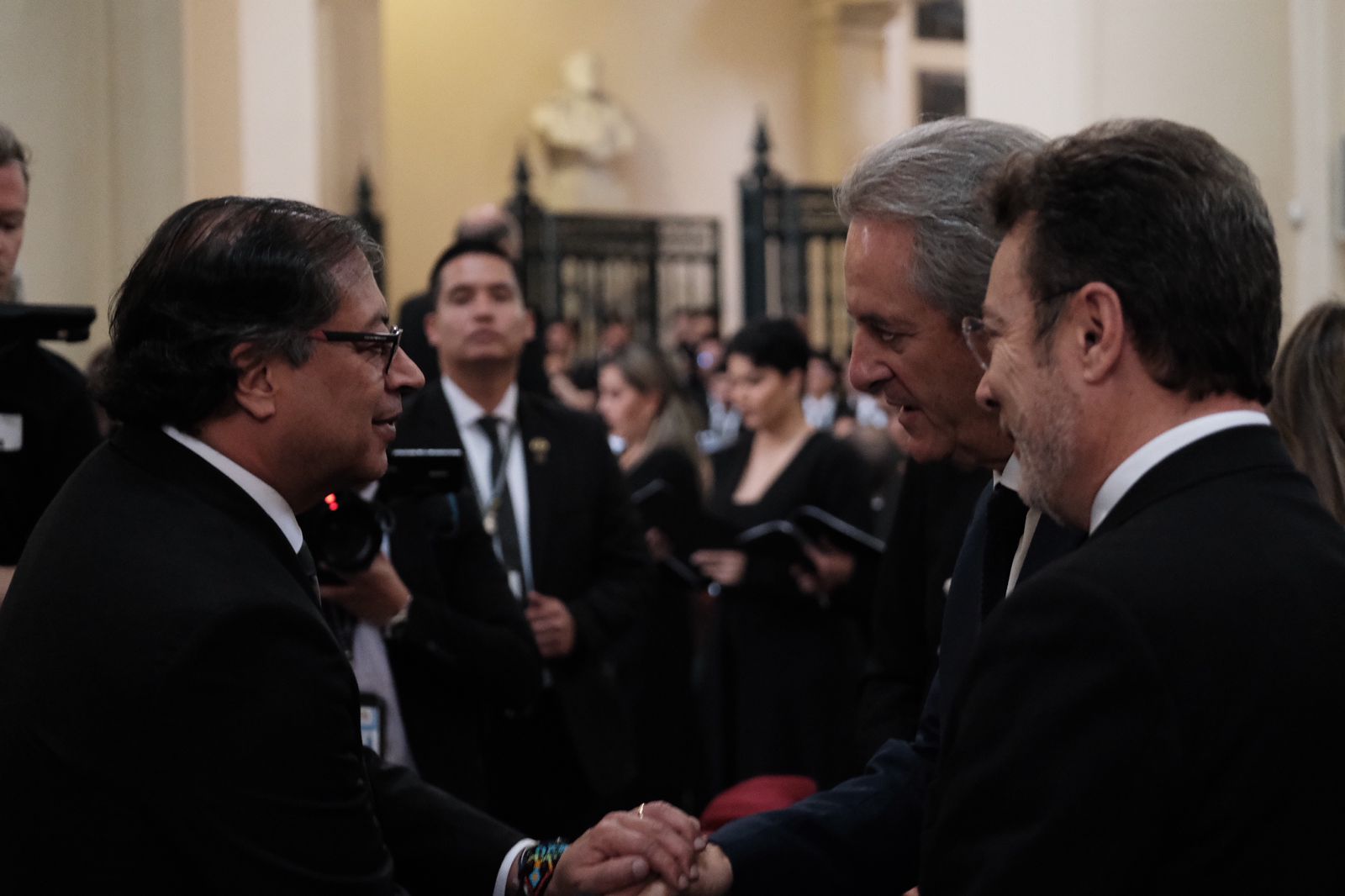 El presidente Gustavo Petro dándole las condolencias a Fernando Botero Zea, hijo del artista. 