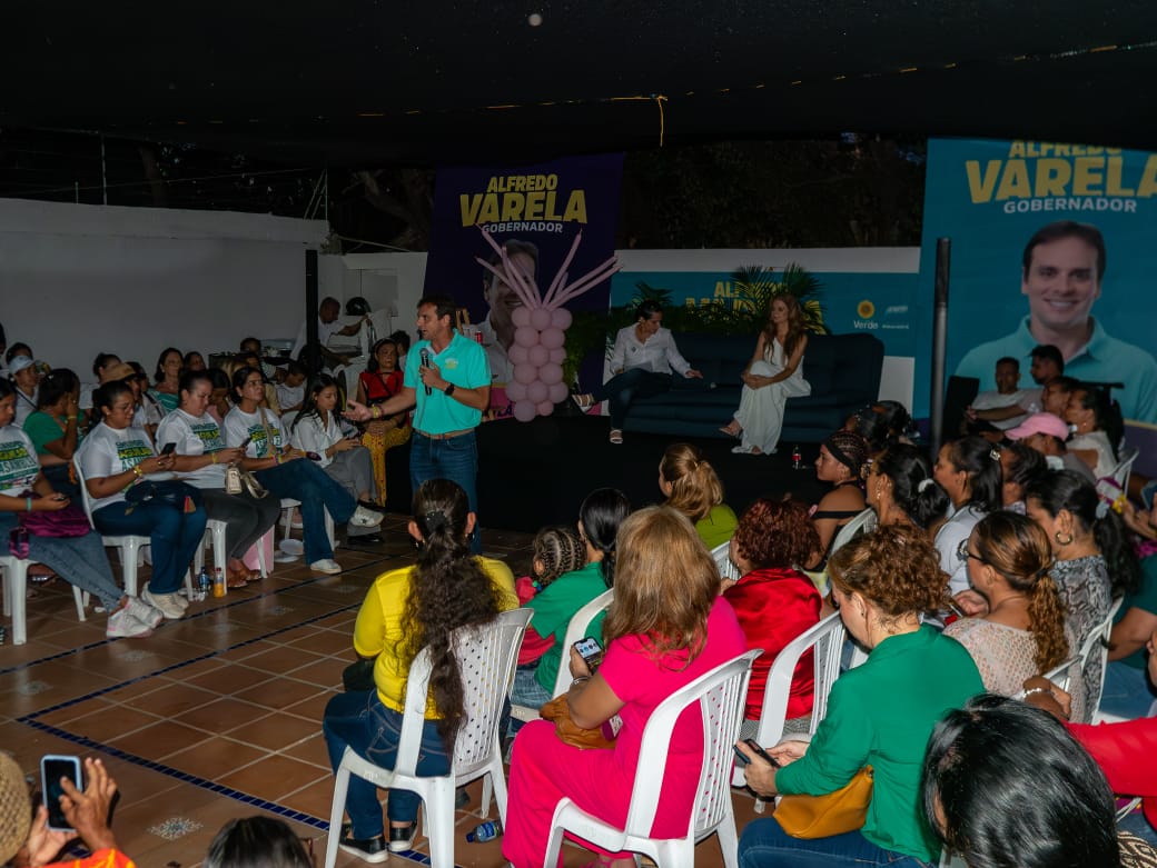 Alfredo Varela, candidato a la Gobernación del Atlántico junto a las mujeres.