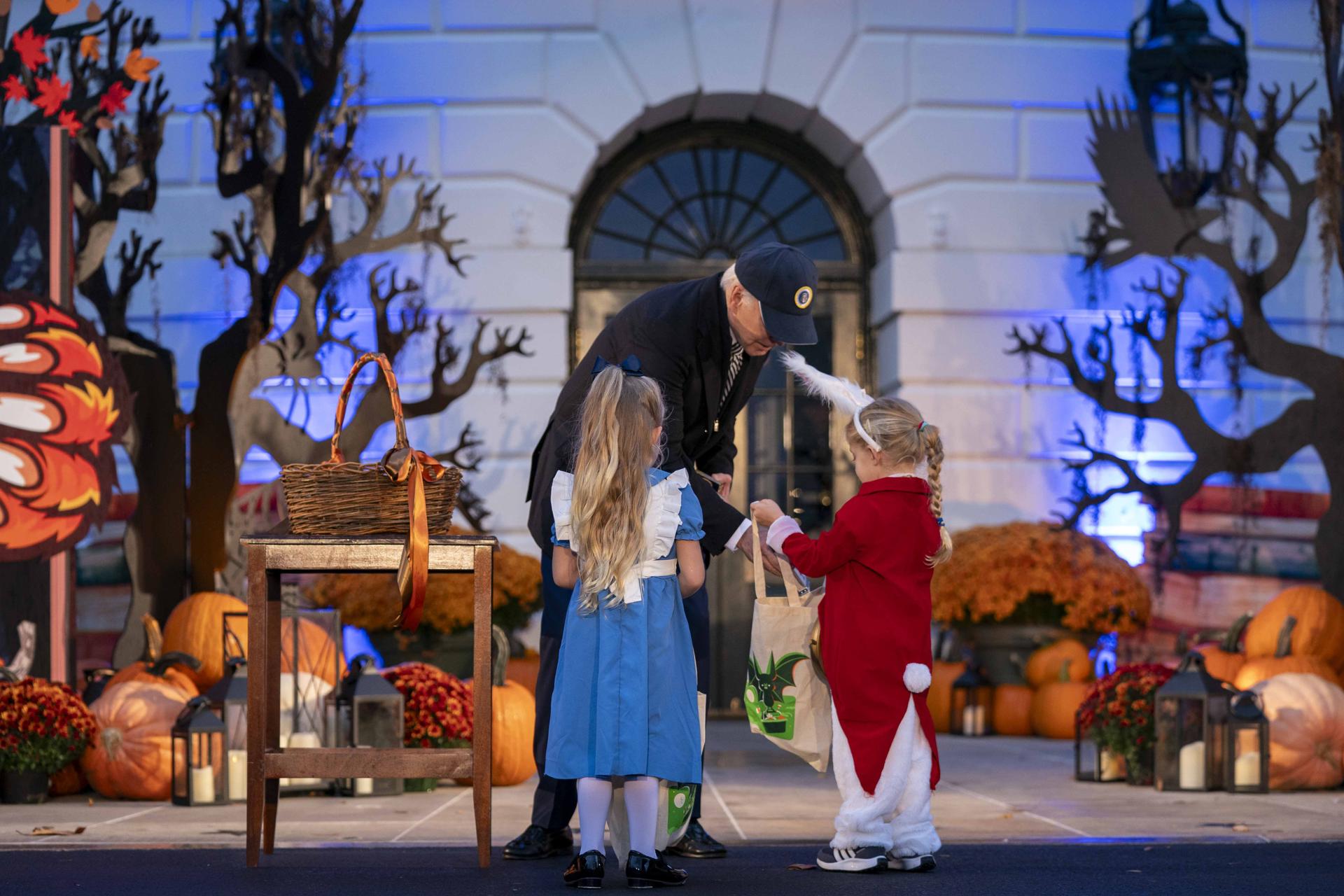 Joe Biden regalando dulces a los niños en Halloween.