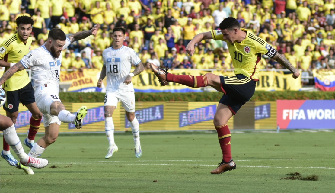 James Rodríguez rematando en el primer gol de Colombia.