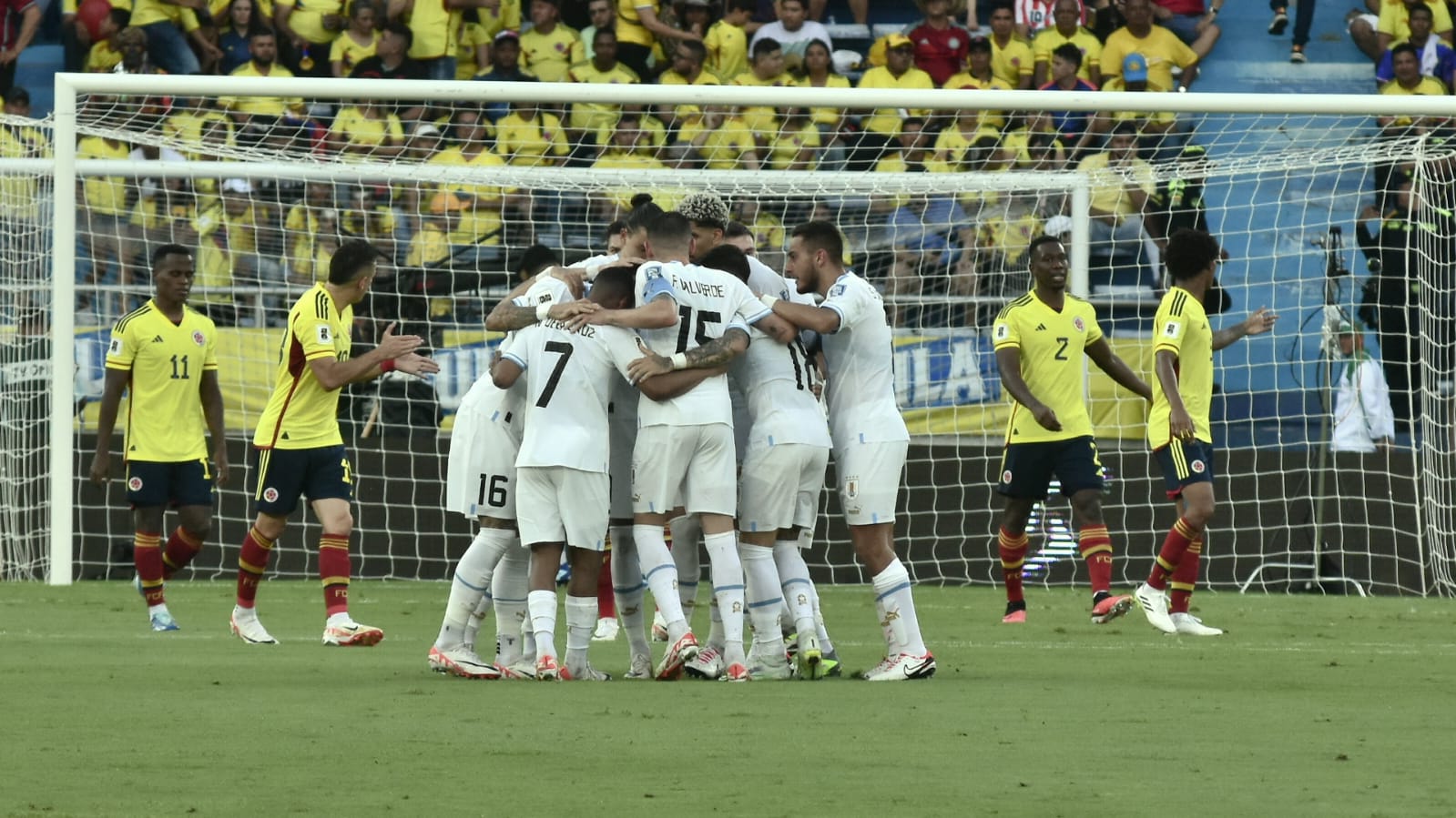 Los jugadores de Uruguay celebrando su primer gol de la tarde.
