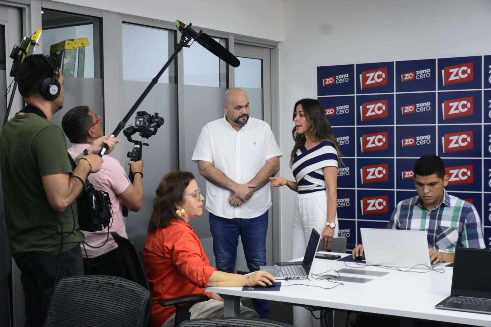 Luis Enrique Guzmán en dialogo con Luisa Velásquez. Los acompañan los periodistas de Zona Cero, Alix López y José Palma