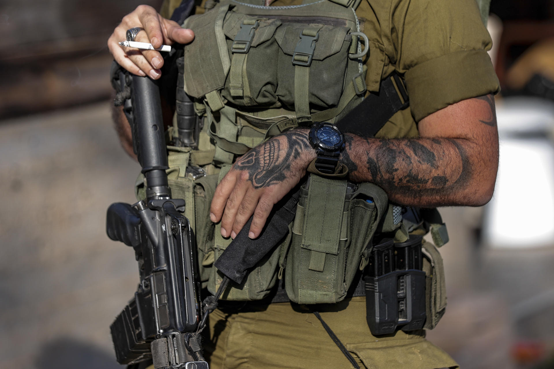 Un soldado fuma un cigarrillo en el Kibutz Holit, sur de Israel.