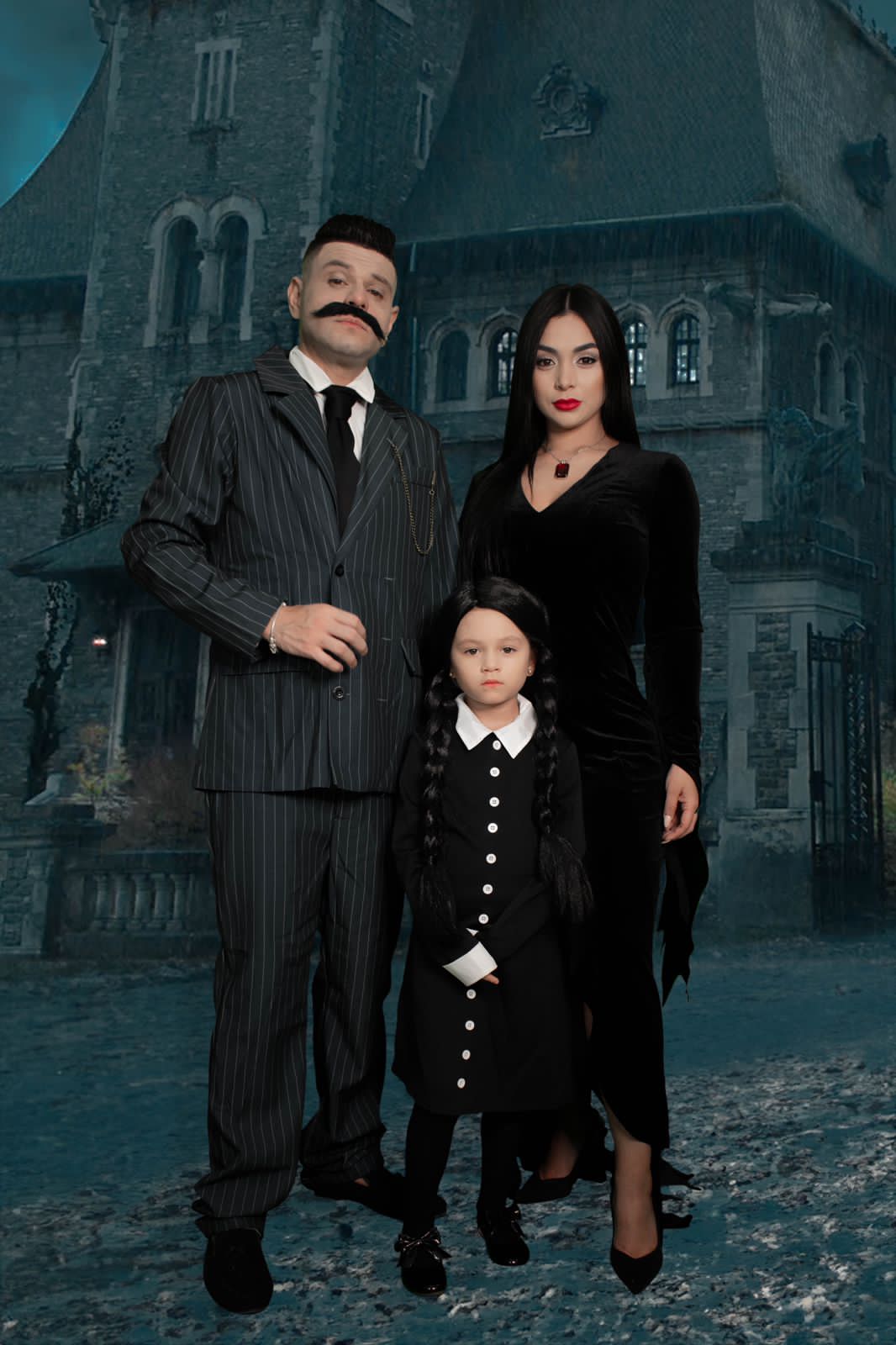 Luifer Cuello y su familia disfrazados de la familia 'Addams'.