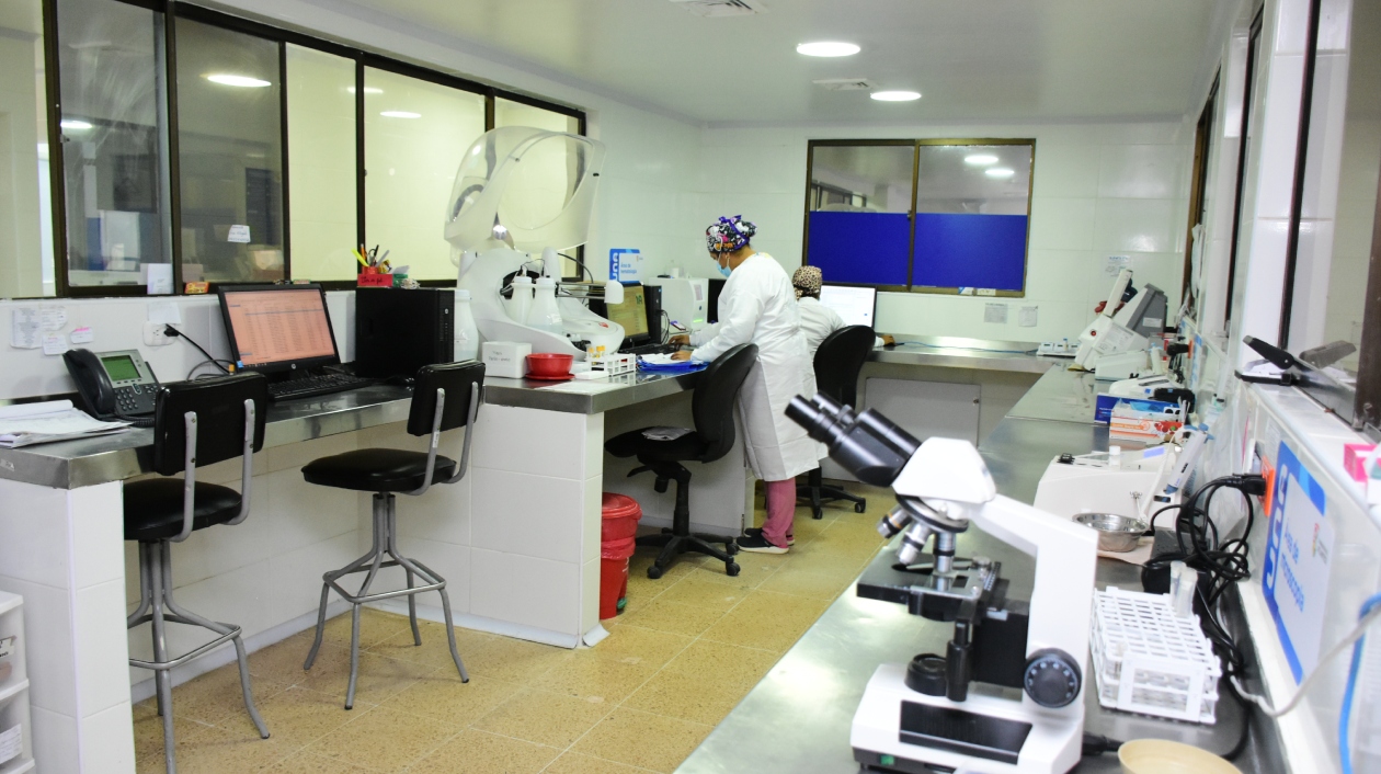 Los equipos de Laboratorio Clínico permiten hacer cada mes cerca de 14 mil exámenes.