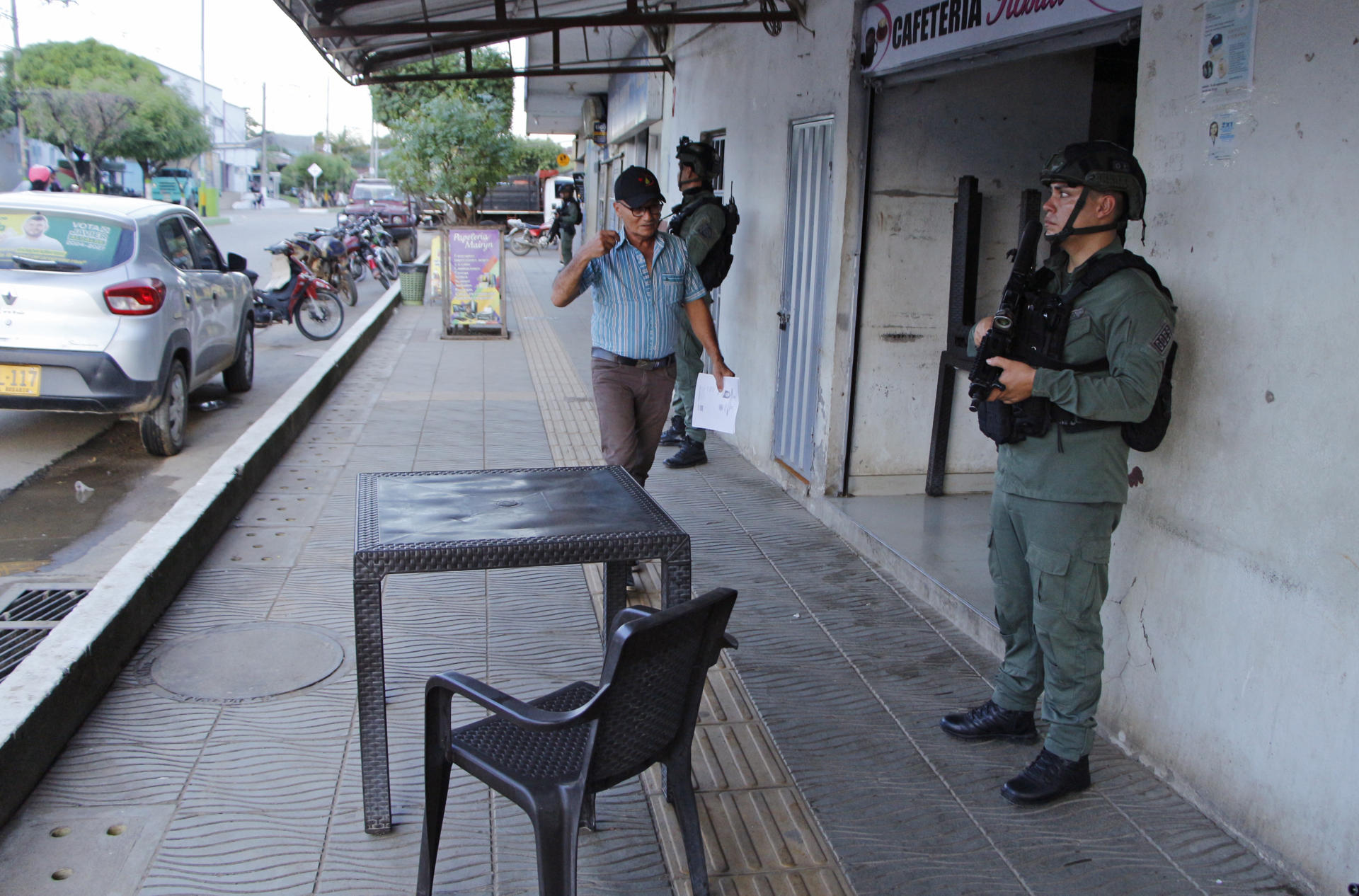 Fuerza Pública vigila una calle durante los preparativos para los diálogos de paz.