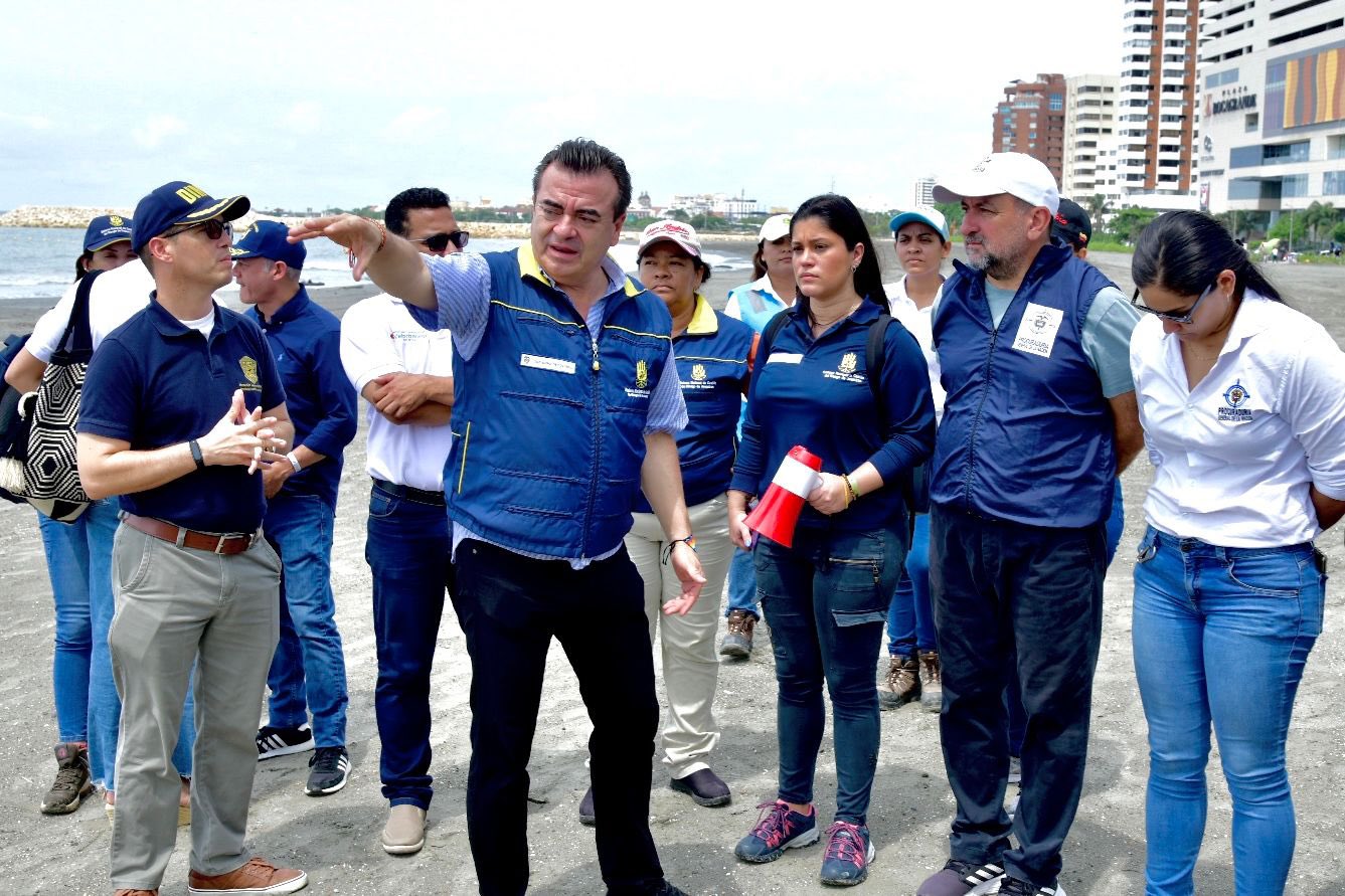 Olmedo López, director de la UNGRD, con funcionarios de la DIMAR, la Alcaldía de Cartagena y comerciantes de Bocagrande