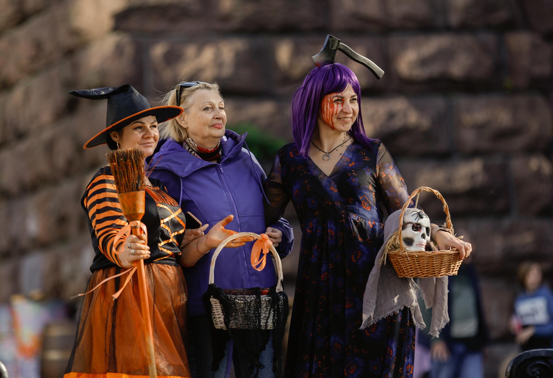 Mujeres disfrazadas de brujas.