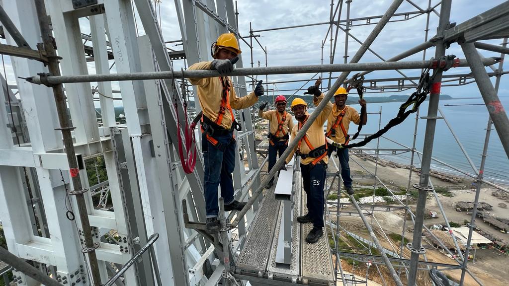 Los trabajadores que hacen posible el monumento.