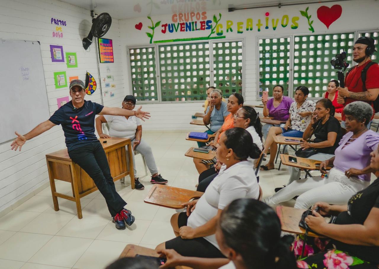 Alex Char habla con vecinos de Villa Cordialidad