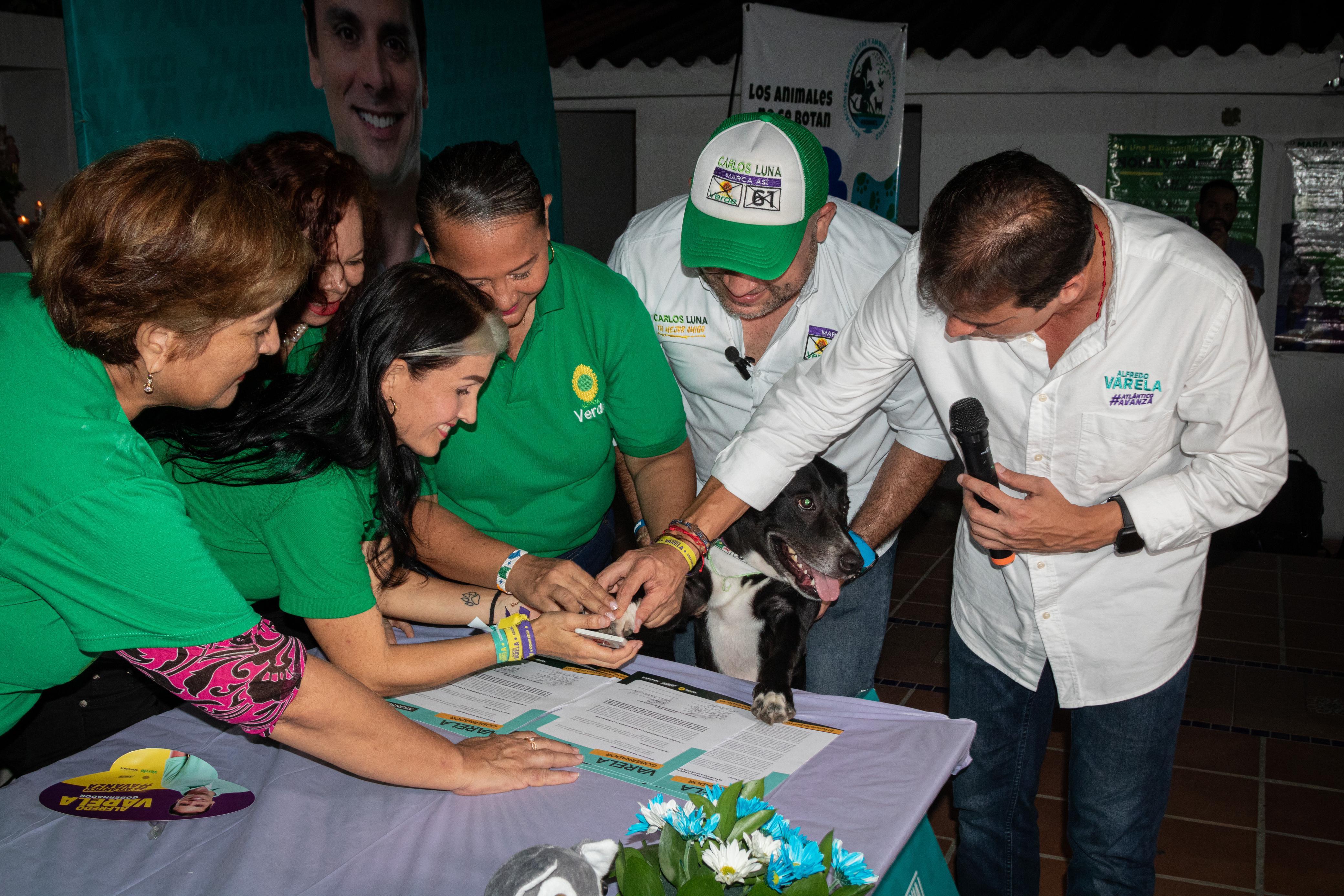 Una mascota estampó su 'huella' en el compromiso firmado por Alfredo Varela