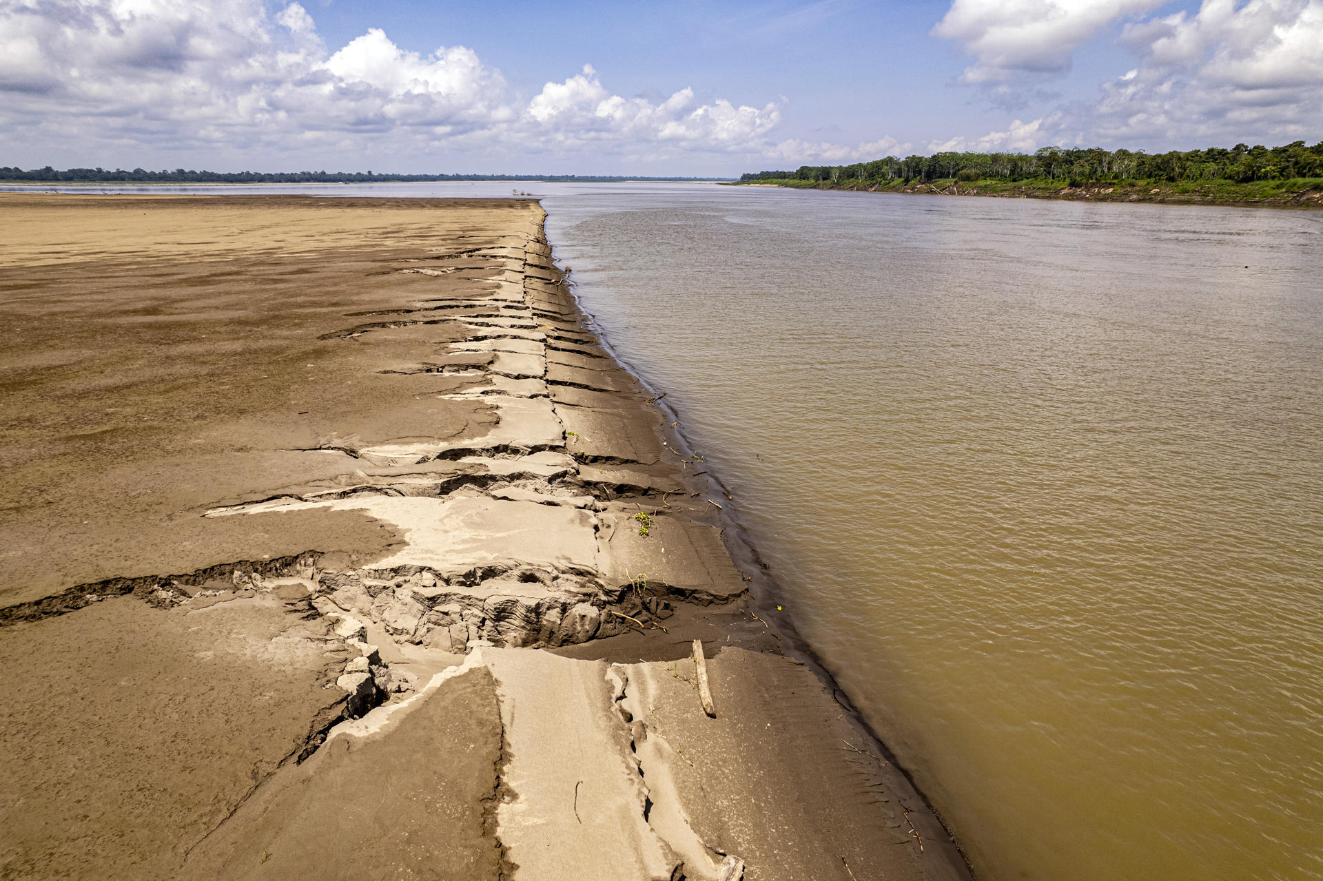 Playa agrietada en mitad del río Amazonas en Puerto Nariño, Colombia.