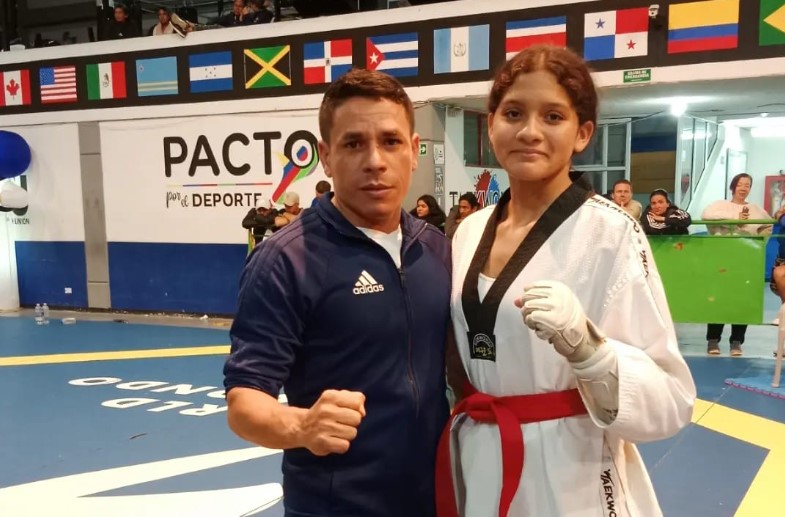 Ashley Valentina al lado de su instructor John Jairo Montoya