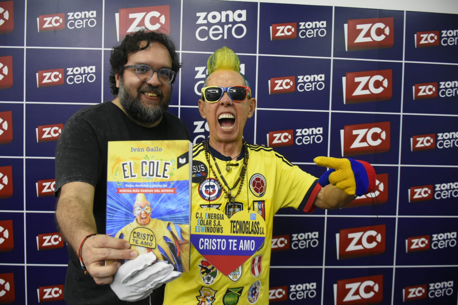 Con Iván Gallo, autor del libro, quien considera que con 'El Cole' ganó un amigo. 