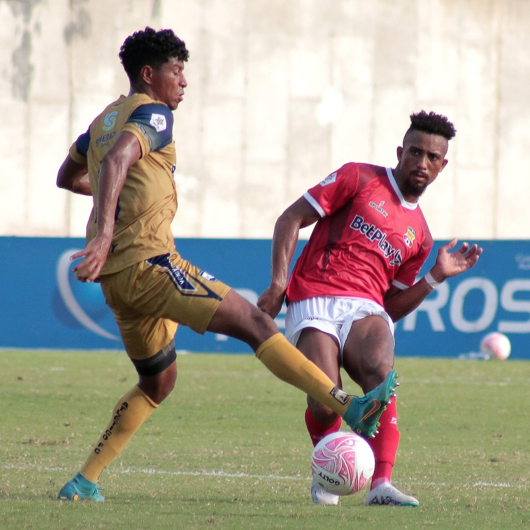 Jean Pool Torres, autor del segundo gol del Barranquilla FC, intenta un pase ante un rival. al.