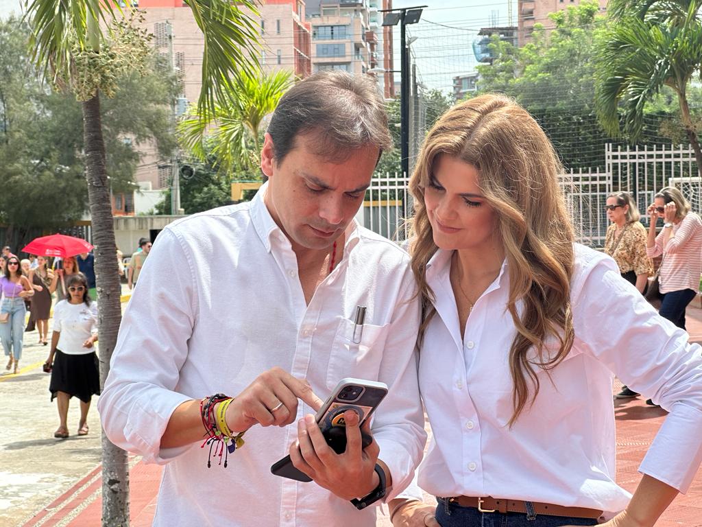 El candidato Alfredo Varela junto con su esposa Rochi Stevenson.