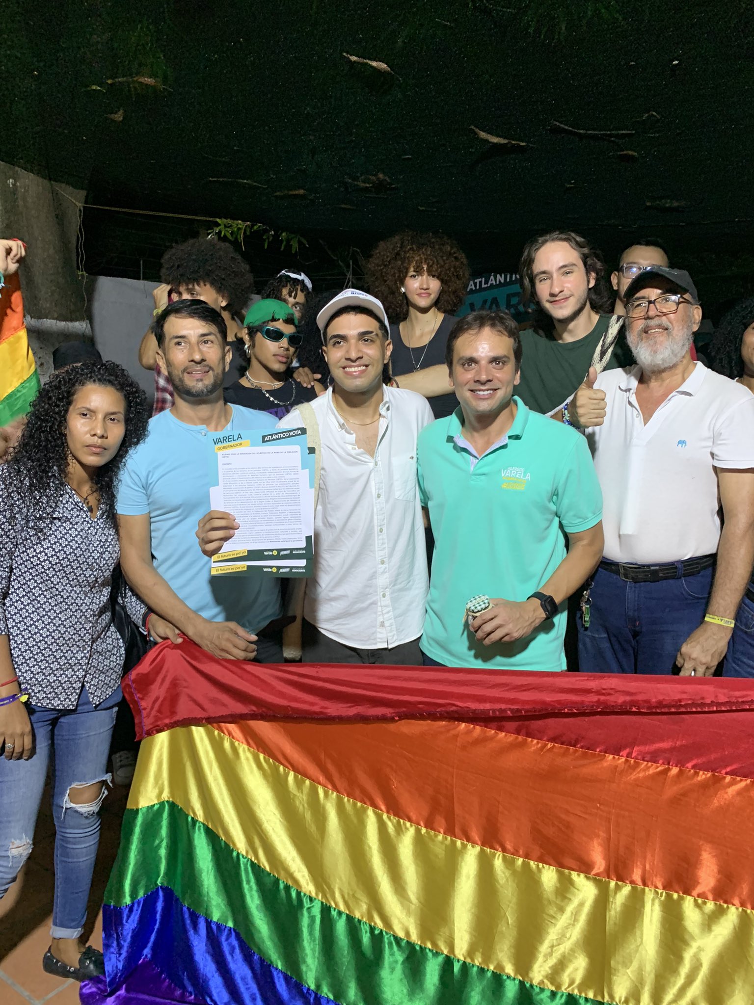 Alfredo Varela con representantes de la comunidad LGBTIQ+